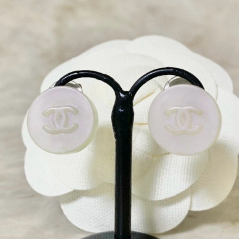 CHANEL White and Pink Iridescent CC Logo Clip Earrings - Picture 3 of 10